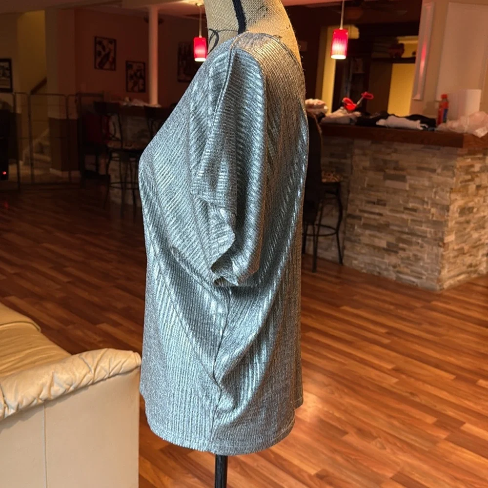 Size medium silver blouse (in some lighting it has gold undertones) - Picture 3 of 5